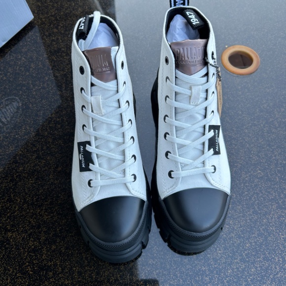 Palladium Revolt Hi Top Sneakers White Black Chunky Sole US 6 EU 37 NWB - Picture 2 of 7